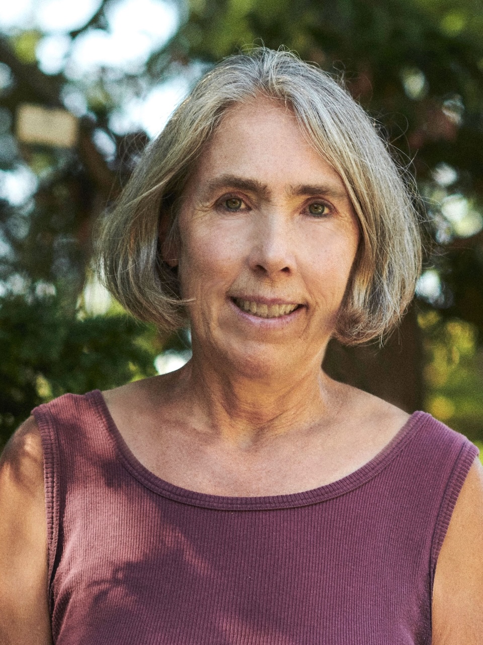 Portraitbild von Pascal Vonlanthen sitzend an einem Fluss