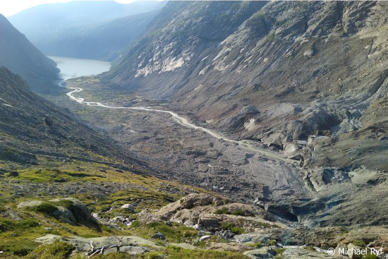 Alpines Tal mit Fluss, See, Gesteinen, Vegetation 
