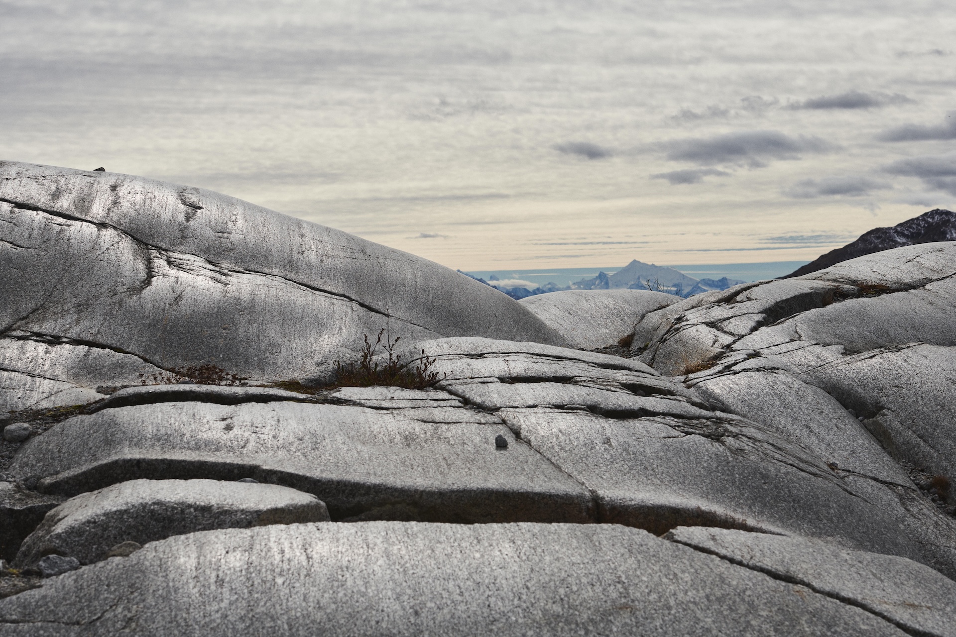 Felsen mit queren Rissen.