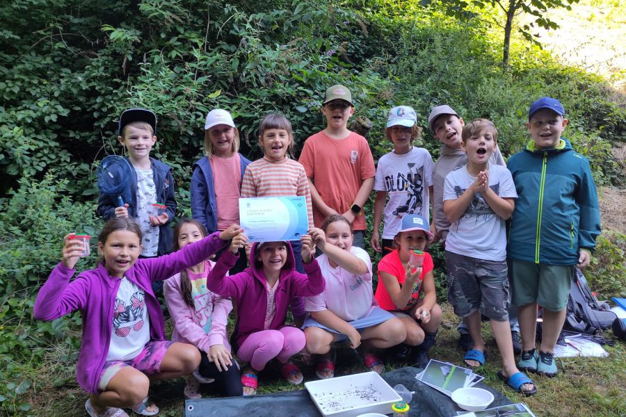 Eine Schulklasse mit Urkunden vom amphipod Projekt